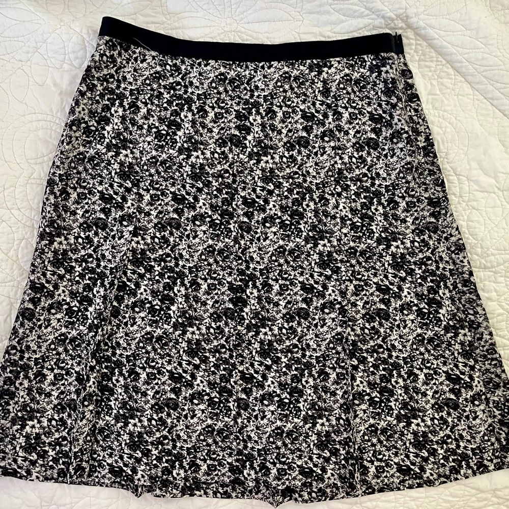 NWT Banana Republic 100% silk Floral Black and White Women's Skirt
